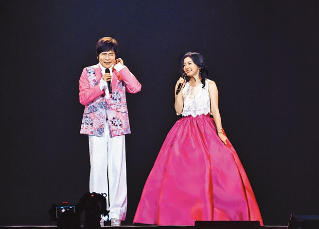 洪荣宏（左）昨首度登上小巨蛋开唱，邀来太太张瀞云甜蜜对唱。（罗永铭摄）