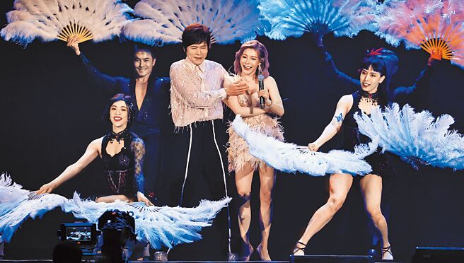 洪荣宏（左）昨在小巨蛋卖力开唱，与孟庆而牵手默契热舞。（罗永铭摄）