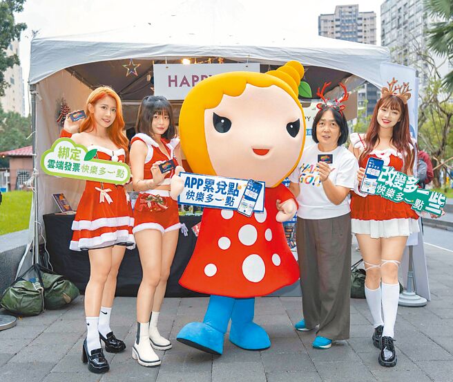 HAPPY GO鼎鼎联合行销总经理梁锦琳（右2）号召回收实体卡减塑爱地球。（吴松翰摄）