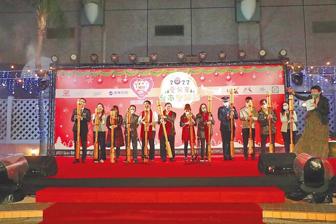 台南大远百今年耶诞点灯走原民风，特别用木杵点灯。（业者提供）