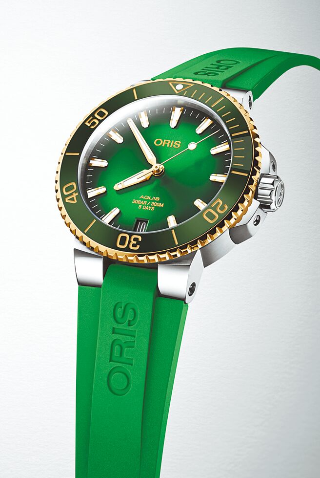 Oris以应景的红与绿耶诞色调（见图），渲染出佳节的幸福时刻，献上Aquis Calibre 400森林绿日期表以及Aquis樱桃红日期腕表。（业者提供）
