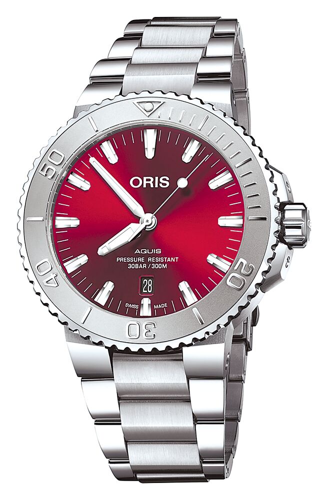 Oris以应景的红（见图）与绿耶诞色调，渲染出佳节的幸福时刻，献上Aquis Calibre 400森林绿日期表以及Aquis樱桃红日期腕表。（业者提供）