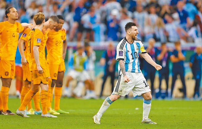 阿根廷队长梅西（右）在PK获胜后振臂欢呼，后方的荷兰球员则神情漠然。（路透）