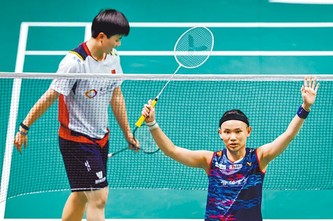 戴资颖（右）在年终总决赛击败何冰娇后，高举双手向场边观眾致意。（badminton photo提供）