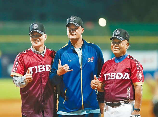 第29届原棒协关怀杯10日开幕式，前旅日职棒好手郭源治（左起）、原棒协理事长林智胜及台东大学教练高克武分别担任职棒OB赛开球投手、打击及捕手一职。（陈怡诚摄）