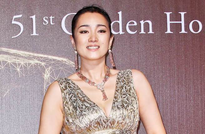 巩俐被媒体捕捉到与外籍丈夫在海边漫步的画面，看得出两人感情甜蜜。(图/中时资料照)
