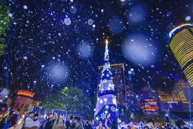 12月即将迎接耶诞节、跨年，精神科医师沈政男警告会再迎来疫情高峰。（图／中新社）
