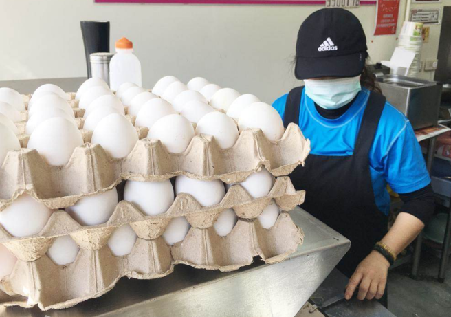 台湾鸡蛋价格居高不下，民眾抱怨连连。（资料照）