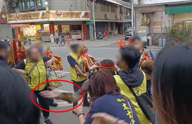 苗栗太玄宫先前举办庙会活动，有信眾拍下乩童起乩时，搧工作人员巴掌。（翻摄自YouTube@Willian chen）