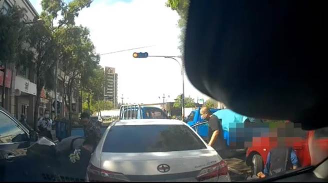 范姓男子拒捕衝撞警車，警方上前圍捕將其與同夥逮捕到案。（翻攝照片／李京昇苗栗)