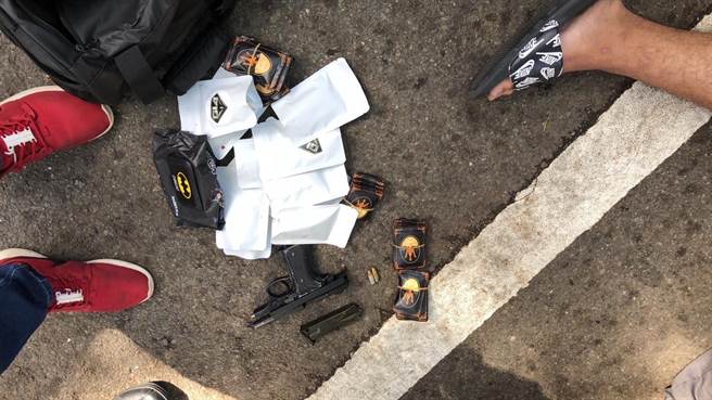 警方起出改造手槍、毒品等證物。（翻攝照片／李京昇苗栗)