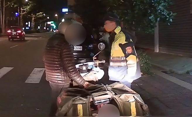 警方调阅沿线监视器，得知老翁骑乘路线后；即驾车前往寻找，最后员警顺利寻获老翁并通知家属到场带回。(警方提供)