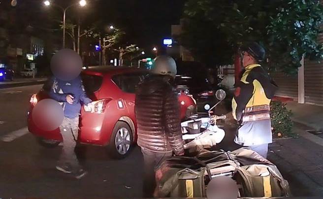 警方调阅沿线监视器，得知老翁骑乘路线后；即驾车前往寻找，最后员警顺利寻获老翁并通知家属到场带回。(警方提供)