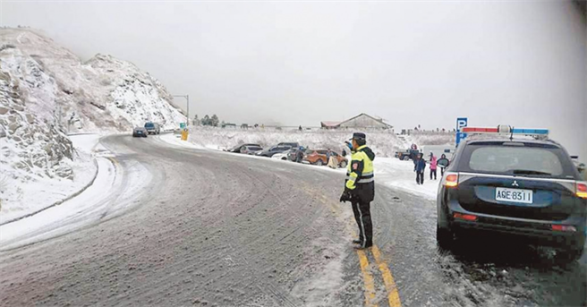 合欢山地区雪季期间将从12月31日起至明年2月28日，警方将进行为期60天的交通疏导管制。（本报资料照片）