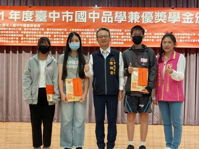 社团法人灵圣慈善会颁发「111年台中市国中奖助学金」，有260名清寒绩优学子受惠。（灵圣慈善会提供／陈淑芬台中传真）