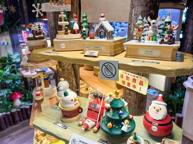 麗寶OUTLET MALL聖誕交換禮物，知音文創經典聖誕飾品出清全面5折起。（麗寶樂園提供）
