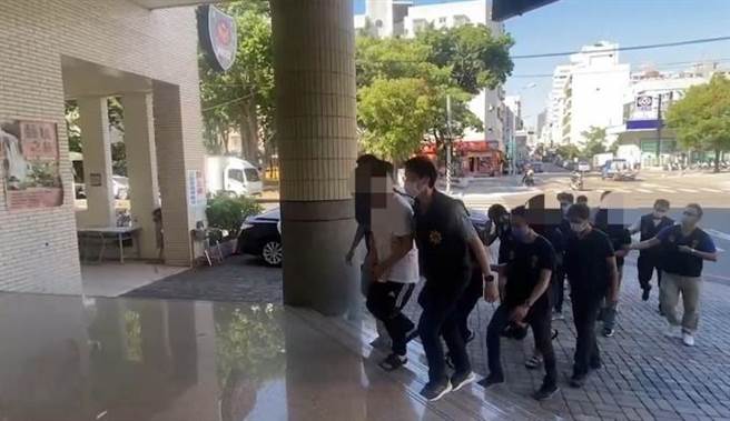 台中第二分局与刑事警察局侦查第六大队第四队组成专案小组破获查男为首暴力讨债集团缉拿到案。（台中市二分局提供／冯惠宜台中传真）