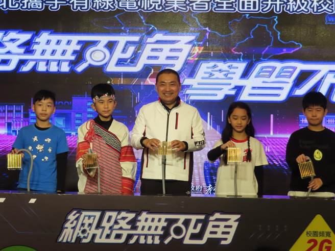 员警执勤戴耶诞帽被指像小丑 侯友宜：缓和大量警力执勤气氛。（叶德正摄）