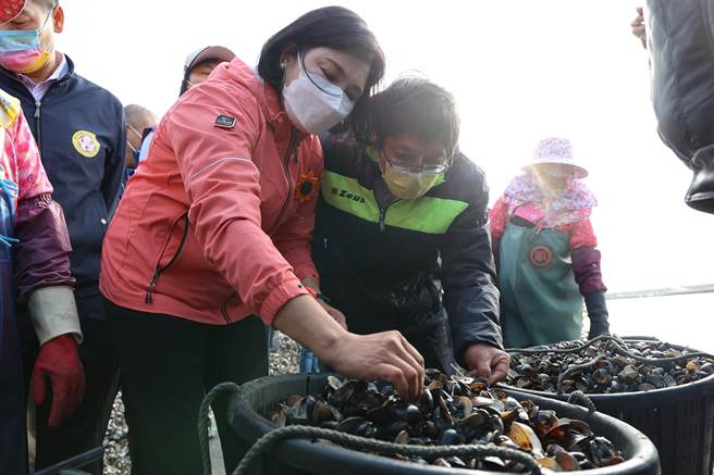 水試所台西試驗所副研究員周昱翰（右），建議漁民不要再投料，設法換水甚至整池排光。（周麗蘭攝）