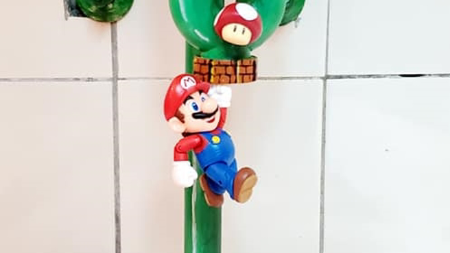 一名男网友表示，把浴室水管涂鸦成超级玛利欧游戏闯关场景。（图／翻摄自爆废公社二馆）