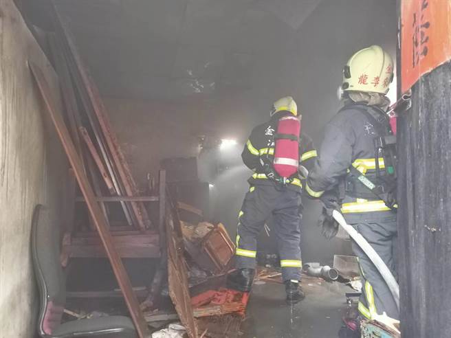 金门小西门一民宅仓库今早发生火警意外，警消赶赴现场迅速扑灭火势。(图／金门县消防局提供)