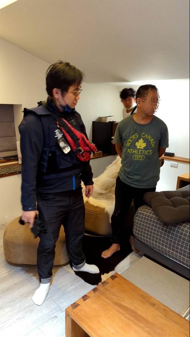 警方逮捕逃亡两年的陈姓通缉犯。（警方提供）