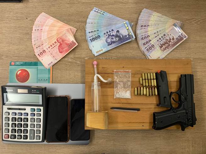 警方查扣枪枝、子弹、毒品等证物。（警方提供）