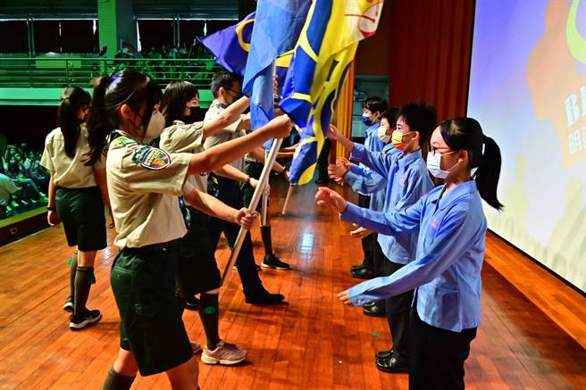 明道中學校長汪大久表示，期許國一同學能夠在歡樂的氣氛中，嚴肅的看待宣誓的意義，藉由童軍精神涵養品德教育與榮譽感。（明道中學提供／潘虹恩台中傳真）
