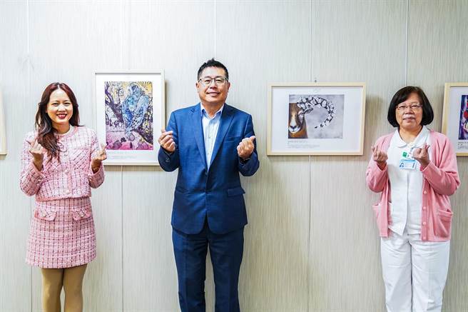 癌症希望基金会举办第9届「彩绘希望」，29位获奖者作品，在中医大新竹附设医院b1艺廊展出，执行长张宜真、院长陈自谅及护理部主任张凤媛邀请癌友、亲友与医护人员赏画。（罗浚滨摄）