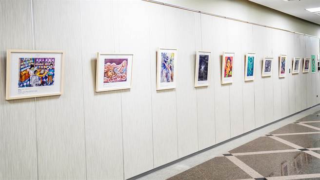 癌症希望基金会举办第9届「彩绘希望」，29位获奖者作品，在中医大新竹附设医院b1艺廊展出到明年1月月31日。（罗浚滨摄）