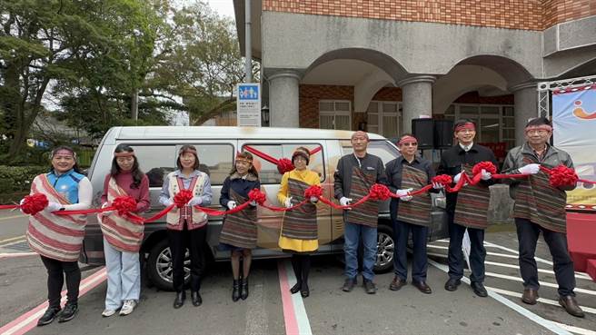 眾人共同揭牌启用幸福巴士。（苗栗监理站提供／李京升苗栗传真）
