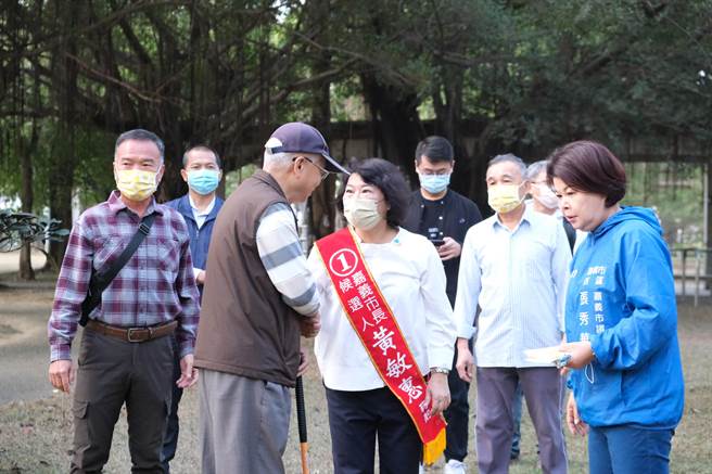 拚连任的嘉义市长候选人黄敏惠今天到港坪运动公园拜票。（黄敏惠竞总提供／廖素慧嘉市传真）