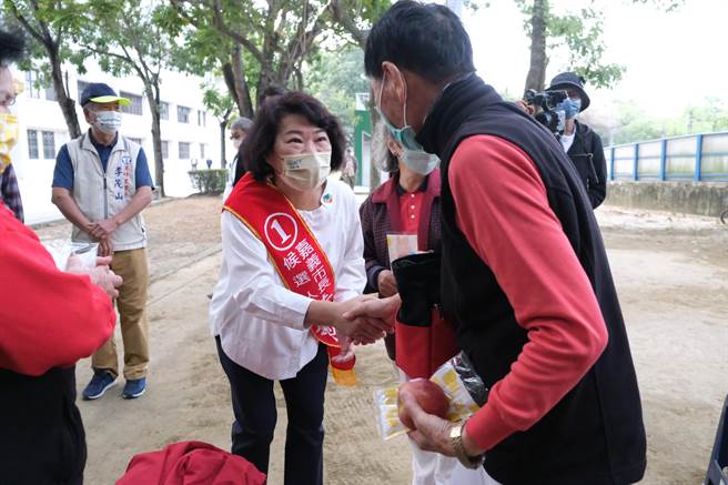 嘉义市长候选人黄敏惠今天到港坪运动公园向民眾拜票。（黄敏惠竞总提供／廖素慧嘉市传真）