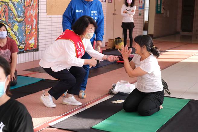 嘉义市长候选人黄敏惠向在港坪运动公园运动的民眾拜票。（黄敏惠竞总提供／廖素慧嘉市传真）