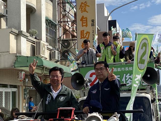 台南市长黄伟哲陪同民进党市长候选人李俊俋车队扫街催票。（廖素慧摄）