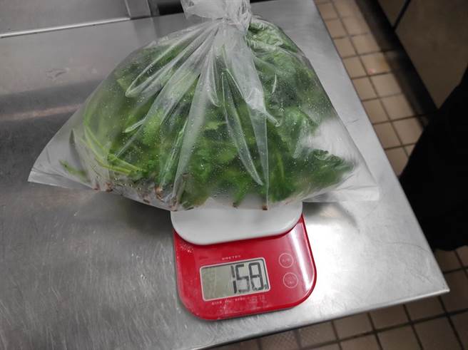 老四川巴蜀麻辣烫台北南京东分公司的芫荽，被验出杀草剂草脱净0.02ppm。（台北市政府卫生局提供）