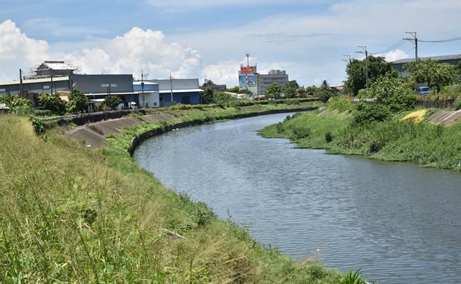 阿公店溪是高雄市冈山区的主要河川，但属于中央管理。民进党立委邱志伟日前在立法院质询时，要求水利署除了既有的绿美化及堤顶步道建置规画，也应参考爱河经验，提出「点亮阿公店溪计画」，方便民眾夜间使用。（本报资料照片）