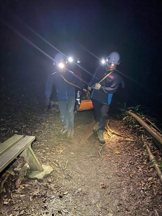 消防人员协助将杨男搬运下山。（翻摄照片／李京升苗栗传真）