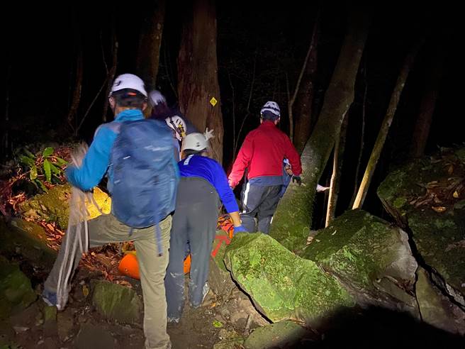 消防人员获报后上山救援。（翻摄照片／李京升苗栗传真）