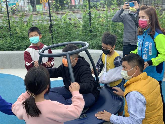 大甲日南新设儿七公园，经地方与市府合作，提供小孩乐开怀的游戏及活动场域。(市议员李文杰服务处提供)