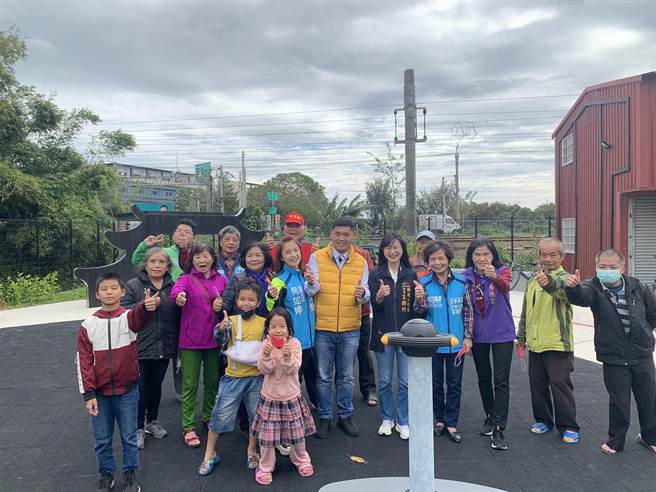 大甲日南新设儿七公园，经地方与市府合作，提供小孩乐开怀的游戏及活动场域。(市议员李文杰服务处提供)