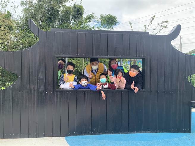 大甲日南新设儿七公园，经地方与市府合作，提供小孩乐开怀的游戏及活动场域。(市议员李文杰服务处提供)