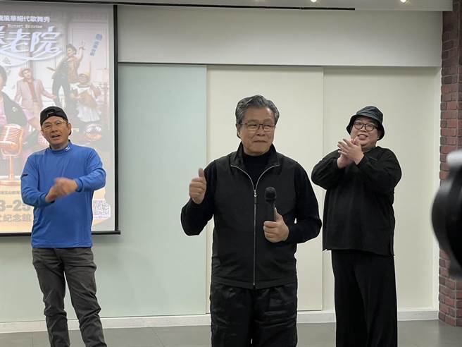 杨烈（中）今出席舞台剧《明星养老院》排练。（池宗玲摄）