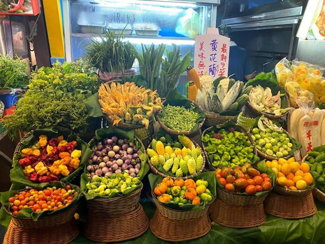 （东大门夜市原住民一条街上的原民料理餐厅常摆出各式季节性野菜提供好奇的游客嚐鲜。图／农委会提供）