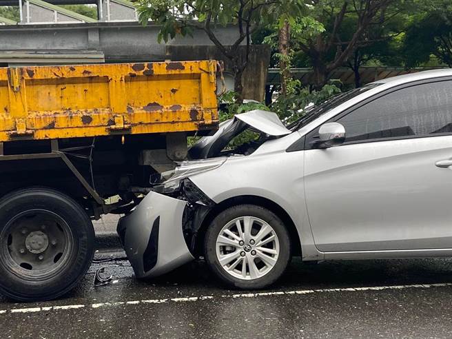 宜兰县苏澳镇今（12日）上午6时42分发生一起自撞车祸。（吴佩蓉摄）