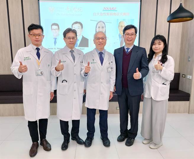 奇美医学中心教学副院长陈志成（中）率领内科部副部长暨肾臟科主任王宪奕（左二）、肾臟科主治医师陈鋭溢（左一）、肾臟科总医师苏静君（右一）与国立台湾大学医学院附设医院肾臟科主治医师暨临床教授吴允升共同合影。（奇美医提供／洪荣志台南传真）