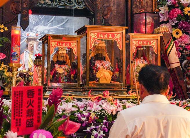 鄭銘坤一早就到澎湖天后宮上香祈福，希望媽祖保佑能有好天氣出現，讓滯留澎湖一晚的信徒都能順利返家。（民眾提供）