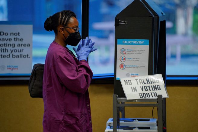 美國公共衛生官員正在重新審視在室內場所佩戴口罩的議題。（圖／路透社）