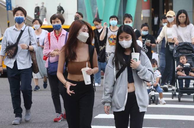 戶外口罩令鬆綁已經半個月，有網友直言看到許多人在戶外仍戴口罩非常驚訝，想不透為什麼。(資料照)