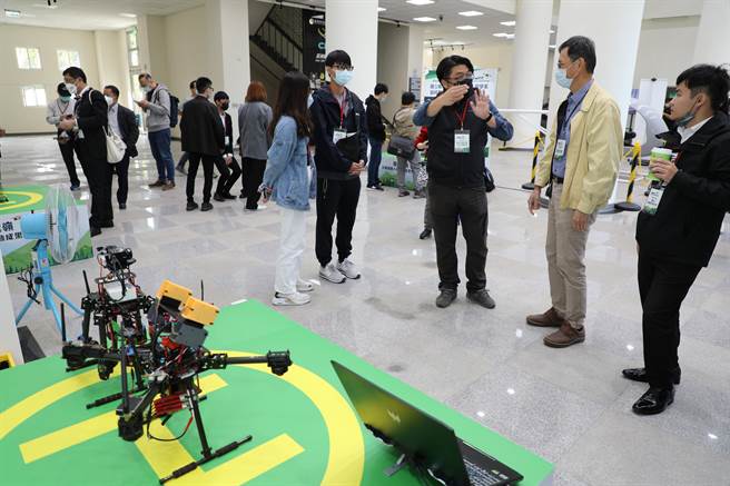 交通部12日率领参赛团队在嘉义县亚洲无人机AI创新应用研发中心举办「飞山越岭–交通部无人机推动成果发表会」。（吕妍庭摄）